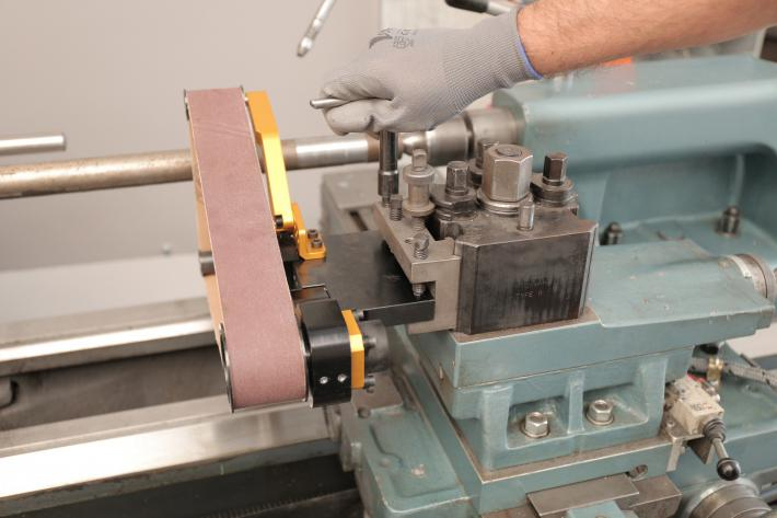 Anwendungsbeispiel Schleifbandhalter automatisch, Größe 1